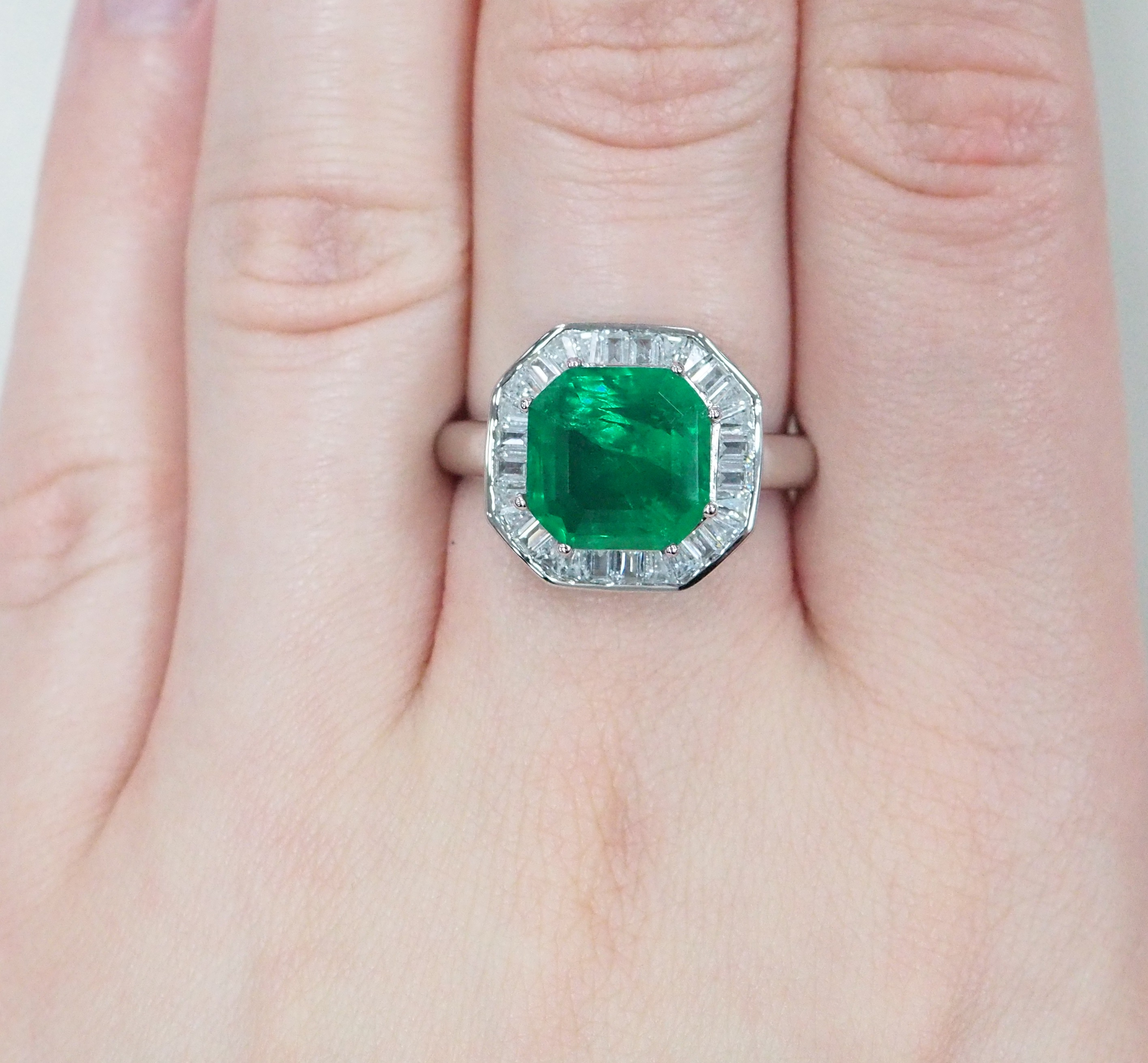 Серебряное кольцо 925 пробы; вставки 1 Куб. Цирконий зеленый; 28 Куб. Цирконий бесцв.;